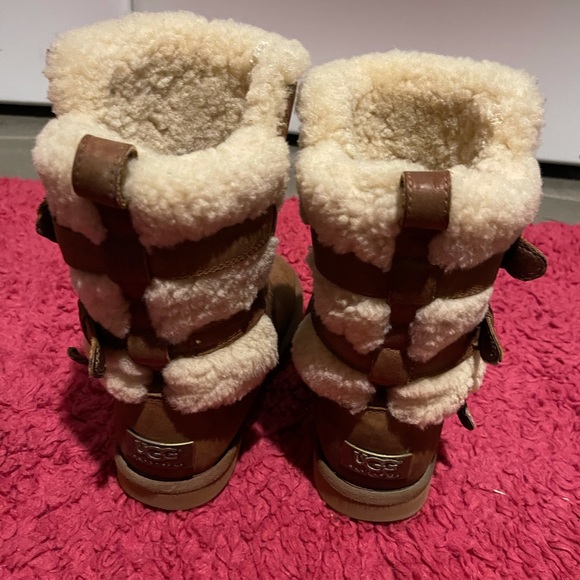 Tan-coloured leather UGGS - Picture 3 of 5